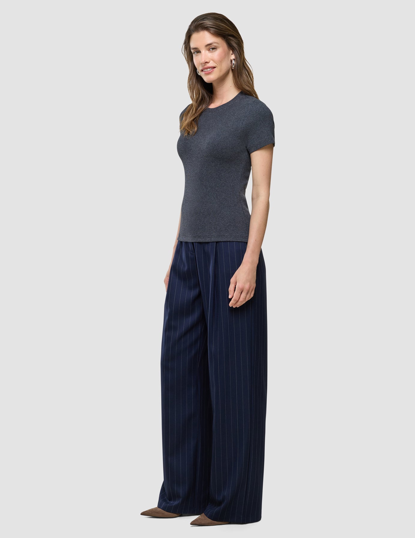 Rib T-Shirt i Dark Grey Melange, helfigur på model iført kort ærmet grå trøje og marineblå bukser.